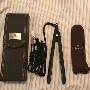 Theorie Saga II Titansculpt flat iron